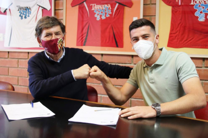 Josep Maria Andreu y Javi Bonilla firmando el contrato.