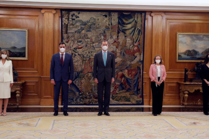 Yolanda Díaz, Pedro Sánchez, Felip VI, Nadia Calviño i Ione Belarra en l'acte de promesa de càrrecs al Palau de la Zarzuela.