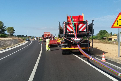Una actuació per adequar canalitzacions de fibra òptica en una carretera de Nulles (Alt Camp) per part de la Diputació de Tarragona.