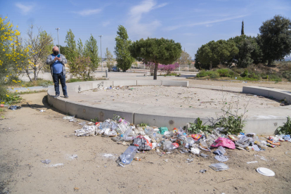 Andrés Mora, vicepresident de l'Associació de Veïns Buenos Aires, fotografia les deixalles acumulades en diversos punts del parc.