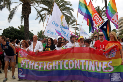 Plano medio de la pancarta reivindicativa de los derechos LGTBI que abría el desfile del Orgullo Gay.
