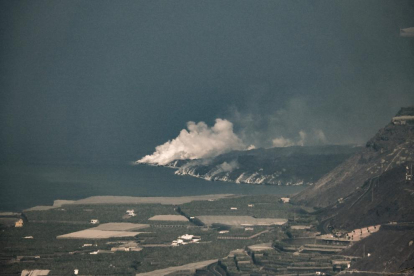 Imagen de la lava llegando al mar desde el mirador de El Charco.