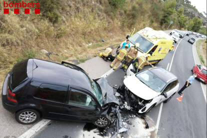 Imagen del accidente frontal de tráfico entre dos coches en la C-14 en Montblanc.