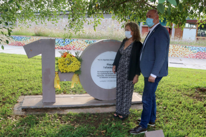 Pla sencer de l'alcalde de la Ràpita, Josep Caparrós, i la coordinadora local de l'ANC, Mariona Gairí, durant l'ofrena floral al monòlit commemoratiu de l'1-O.