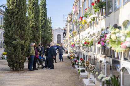 El Cementerio General de Reus se volvió a llenar de ofrendas.