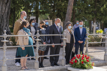 Membres del consistori reusenc durant l'ofrena floral al panteó dels fills il·lustres de la ciutat.