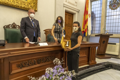 L'alcalde, la consellera de Feminismes i Igualtat i Helena Sardà, guardonada amb el Tro de la Festa.