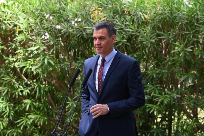 Pla mitjà del president del govern espanyol, Pedro Sánchez, en roda de premsa després de reunir-se amb Felip VI a Mallorca.