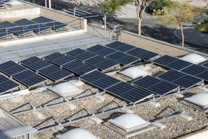 Imagen de la instalación de placas solares en el complejo sanitario Santa Tecla Llevant.