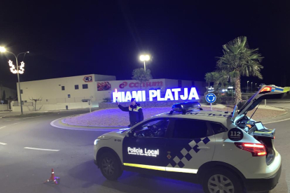 Una imagen de un control policial en Miami Platja.