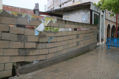 Un muro en Alcanar precintado por la policía local del municipio después de haber sufrido los efectos de la tromba de agua.