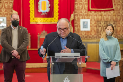 Los concejales Jordi Fortuny, Inés Solé i Xavier Puig presentaron ayer los presupuestos en el Salón de Plenos.