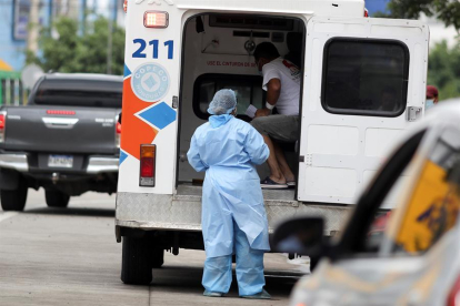 Una ambulancia con un paciente de covid en Honduras, uno de los Países que está recibiendo vacunas de COVAX.
