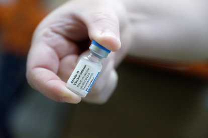 Una mà subjectant un vial de la vacuna de Janssen contra la covid-19.