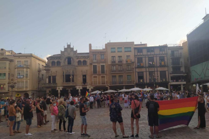 Imatge de la concentració de protesta a la plaça del MErcadal de Reus.