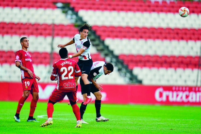 Una jugada del partido disputado el domingo pasado en el estadio Jesús Navas de Sevilla.