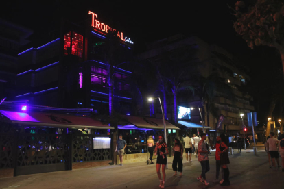 Pla general del carrer Carles Buïgas, amb la discoteca Tropical de Salou al fons.