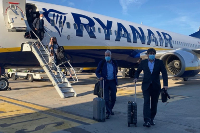 L'expresident Carles Puigdemont i l'exsenador Jami Matamala, sortint de l'avió de Ryanair que els ha portat des de Brussel·les fins a l'Alguer.