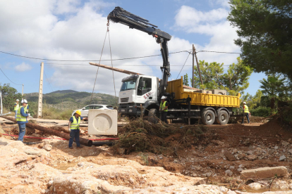 Plano abierto de la actuación de Endesa para reparar la línea eléctrica afectada por los aguaceros en Alcanar.