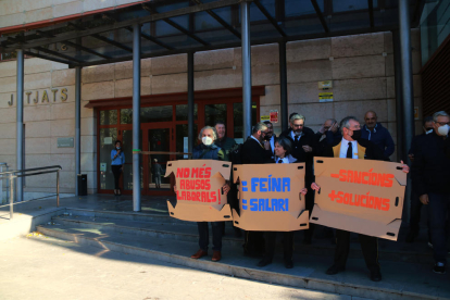 Pla general de la concentració d'una part dels treballadors de Reus Transport davant els Jutjats de Reus.