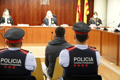 El acusado de intentar matar a la madre, sentado en el banco de los acusados en la Audiencia de Lleida.