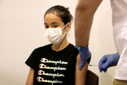 Una de las primeras chicas entre 12 y 15 años que se ha vacunado en Manresa este miércoles.