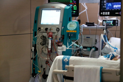 El dispositiu amb el filtre Seraph 100 després de ser utilitzat per filtrar la sang d'un pacient amb covid-19 ingressat a l'UCI de Vall d'Hebron.