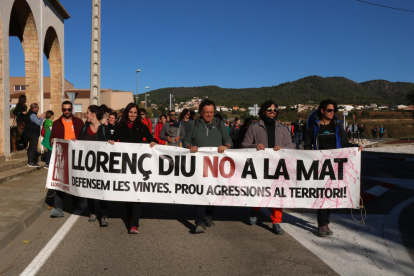 La cabecera de Llorenç del Penedès llegando al inicio de la caminata a la iglesia del Papiolet para protestar contra el proyecto de la línea de mucha alta tensión