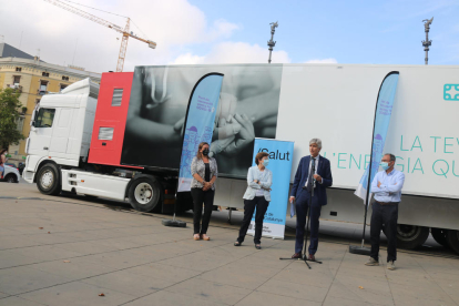 El consejero|conseller ante|delante de uno de los camiones que harán las vacunaciones itinerantes.
