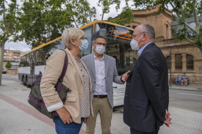 Trinidad Castro, David Prat i Carles Pellicer durante la visita a la nueva estación de buses interurbanos.