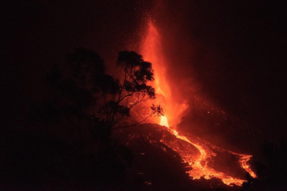Imagen de la lava saliendo del volcán.