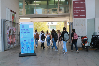 Plano general de un cartel informativo sobre el punto de vacunación sin cita en el Campus Catalunya.