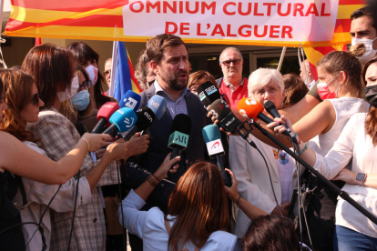 Els eurodiputats Toni Comín i Clara Ponsatí atenent els mitjans a Sàsser.