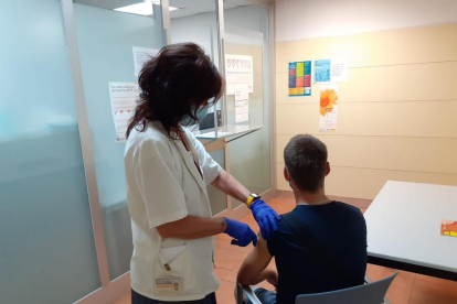 ALs usuaris del centre se'ls ofereix la vacunació quan accedeixen per rebre els eus fàrmacs.