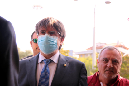 El expresidente Carles Puigdemont llegando al tribunal de Sassari.