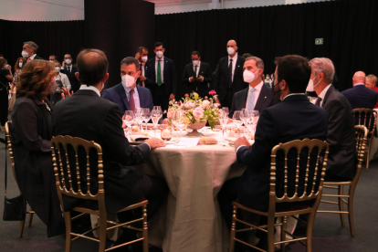 La mesa presidencial de la cena inaugural del MWC con el rey Felipe VI, los presidentes Pedro Sánchez y Pere Aragonès, y la alcaldesa de Barcelona, Ada Colau.