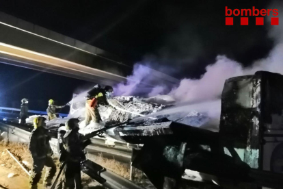 Imatge de Bombers treballant al lloc de l'incendi.