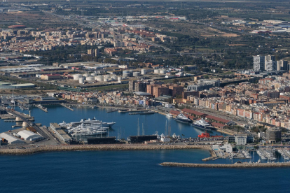 Imatge a vista de dron del Port de Tarragona.