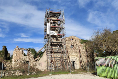 El campanar del nucli despoblat de la Mussara, agregat a Vilaplana (Baix Camp), cobert amb una bastida.