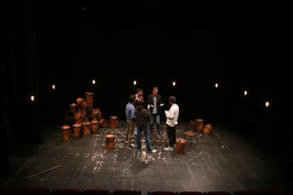 Pla obert d'una escena de l'obra 'Qui estigui lliure', que s'estrena aquest divendres a la Sala Trono de Tarragona.