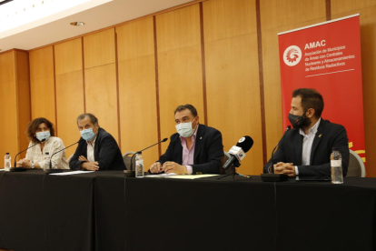 El vicepresident d'AMAC i alcalde de Vandellòs i l'Hospitalet de l'Infant, Alfons Garcia; el president Juan Pedro Sánchez; i l'alcalde d'Ascó, Miquel Àngel Ribes, en roda de premsa a Tarragona.