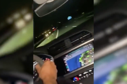 Captura del vídeo que el conductor va compartir a les xarxes socials.