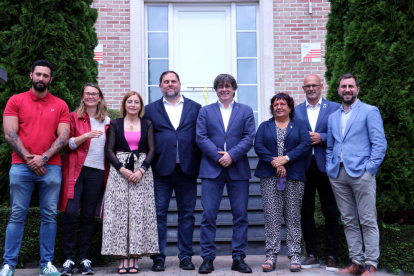 Oriol Junqueras, Carles Puigdemont, Carme Forcadell, Raül Romeva, Dolors Bassa, Meritxell Serret, Toni Comín y Josep Miquel Arenas, alias Valtònyc, en Waterloo.