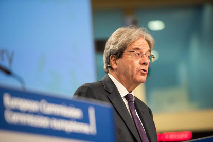 Primer pla lateral de l'eurocomissari d'Economia, Paolo Gentiloni, durant la presentació de les previsions econòmiques de primavera.
