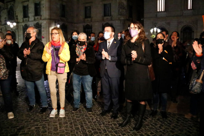 El presidente Pere Aragonès y la consejera|consellera Tània Verge, a la concentración en plaza Sant Jaume de Barcelona para condenar la violación y agresión de una menor a Igualada.