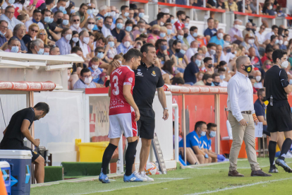 Javi Bonilla rep les últimes indicacions de Raúl Agné abans d'ingressar diumenge al terreny de joc.