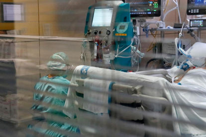Imatge d'un pacient a una UCI hospitalària.