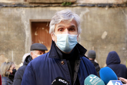 El consejero|conseller de Salud, Josep Maria Argimon, atendiendo los medios de comunicación en Àger.
