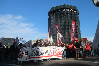 La manifestación de la plantilla de CaixaBank contra el ERE delante la sede de la fundación La Caixa, situada en la avenida Diagonal de Barcelona, el mayo pasado.