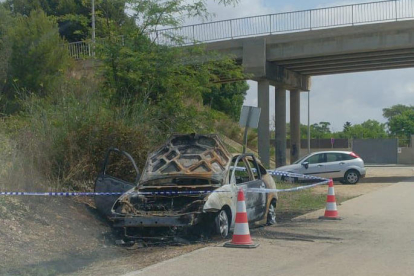 Estat en què ha quedat el vehicle cremat durant els actes vandàlics.